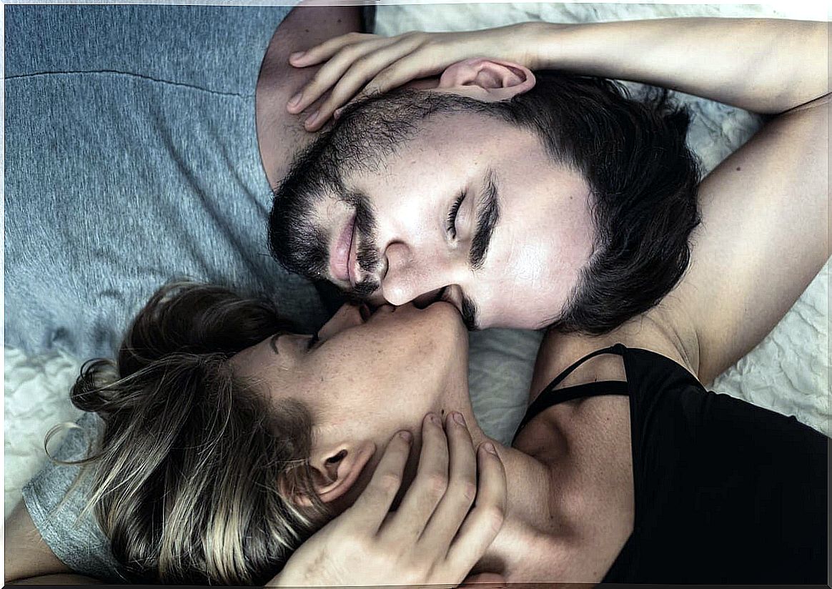 Couple kissing to symbolize automatic thoughts in couple relationships