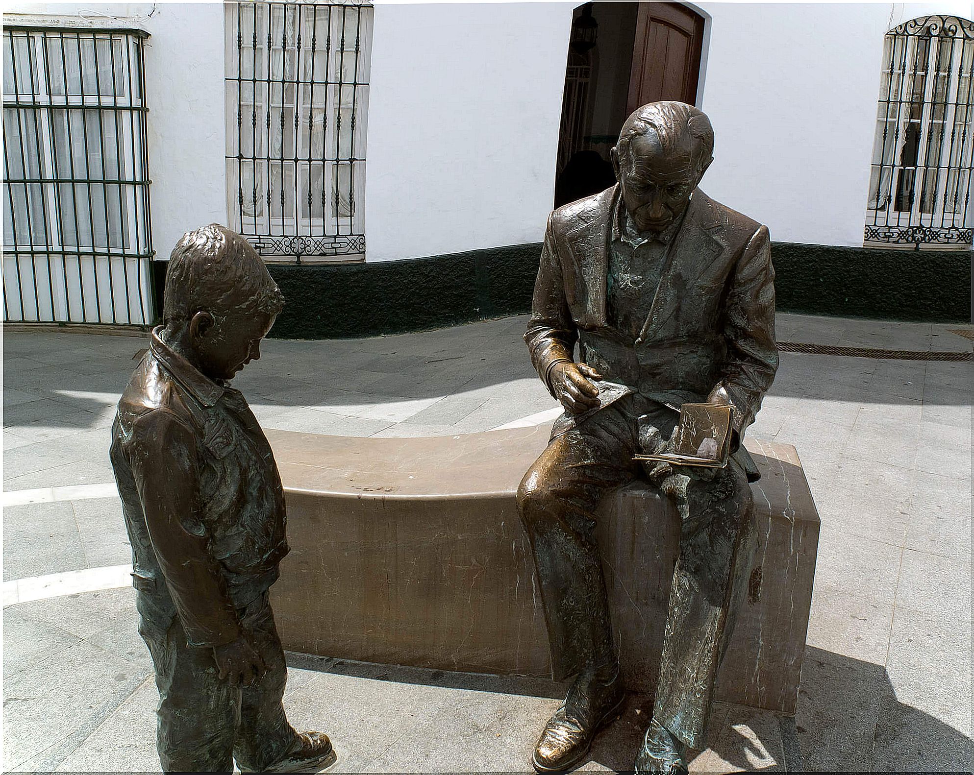 Statue of José Saramago with a book and a child