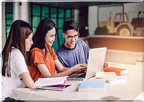 Teens studying together to face an exam