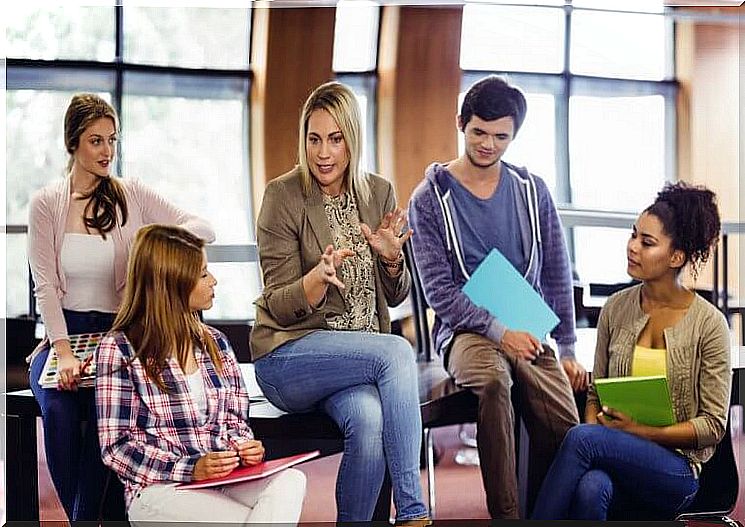 Teacher talking to her students about educational psychologist