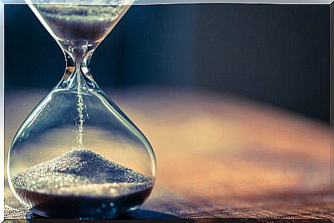 Hourglass measuring the time we dream of